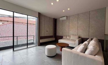 Rumah 3 Lantai Siap Huni, 2 Facad Depan & Belakang,  Memiliki Garasi Hidrolik di Kebayoran Lama, Jakarta Selatan