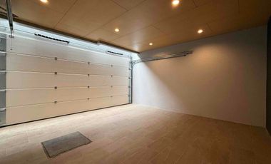 Rumah 3 Lantai Siap Huni, 2 Facad Depan & Belakang,  Memiliki Garasi Hidrolik di Kebayoran Lama, Jakarta Selatan