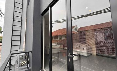 Rumah 3 Lantai Siap Huni, 2 Facad Depan & Belakang,  Memiliki Garasi Hidrolik di Kebayoran Lama, Jakarta Selatan