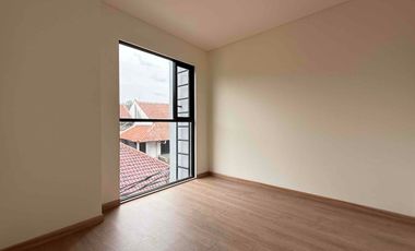 Rumah 3 Lantai Siap Huni, 2 Facad Depan & Belakang,  Memiliki Garasi Hidrolik di Kebayoran Lama, Jakarta Selatan