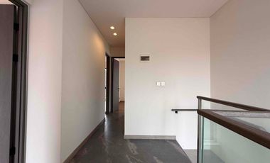 Rumah 3 Lantai Siap Huni, 2 Facad Depan & Belakang,  Memiliki Garasi Hidrolik di Kebayoran Lama, Jakarta Selatan