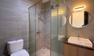 Rumah 3 Lantai Siap Huni, 2 Facad Depan & Belakang,  Memiliki Garasi Hidrolik di Kebayoran Lama, Jakarta Selatan