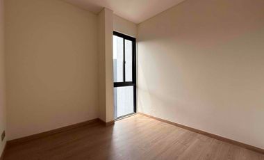 Rumah 3 Lantai Siap Huni, 2 Facad Depan & Belakang,  Memiliki Garasi Hidrolik di Kebayoran Lama, Jakarta Selatan