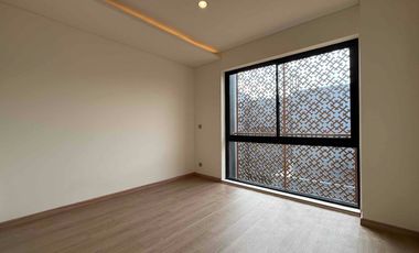 Rumah 3 Lantai Siap Huni, 2 Facad Depan & Belakang,  Memiliki Garasi Hidrolik di Kebayoran Lama, Jakarta Selatan