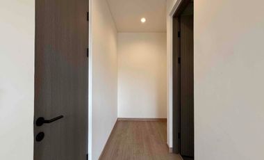 Rumah 3 Lantai Siap Huni, 2 Facad Depan & Belakang,  Memiliki Garasi Hidrolik di Kebayoran Lama, Jakarta Selatan