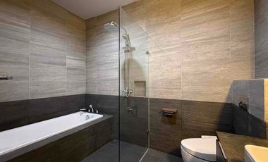 Rumah 3 Lantai Siap Huni, 2 Facad Depan & Belakang,  Memiliki Garasi Hidrolik di Kebayoran Lama, Jakarta Selatan