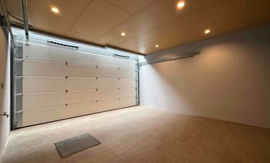 Rumah 3 Lantai Siap Huni, 2 Facad Depan & Belakang,  Memiliki Garasi Hidrolik di Kebayoran Lama, Jakarta Selatan