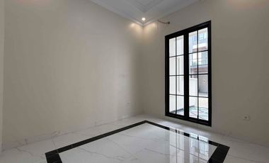 Rumah Mewah 3 Lantai Siap Huni  Di Jagakarsa, Jakarta Selatan