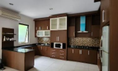 TURUN HARGA - Rumah siap huni sebrang Nava Park dengan private pool harga BU dikelilingi taman/jogging track