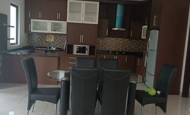 TURUN HARGA - Rumah siap huni sebrang Nava Park dengan private pool harga BU dikelilingi taman/jogging track