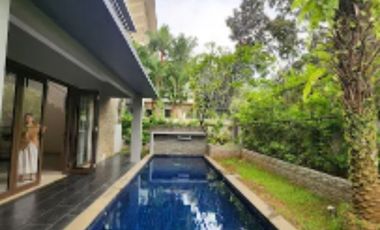 TURUN HARGA - Rumah siap huni sebrang Nava Park dengan private pool harga BU dikelilingi taman/jogging track