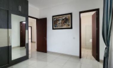 TURUN HARGA - Rumah siap huni sebrang Nava Park dengan private pool harga BU dikelilingi taman/jogging track