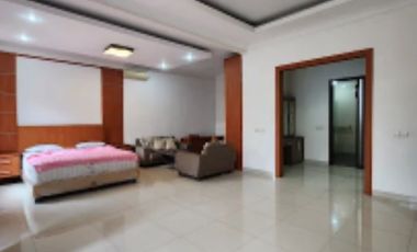 TURUN HARGA - Rumah siap huni sebrang Nava Park dengan private pool harga BU dikelilingi taman/jogging track