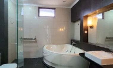 TURUN HARGA - Rumah siap huni sebrang Nava Park dengan private pool harga BU dikelilingi taman/jogging track