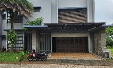 TURUN HARGA - Rumah siap huni sebrang Nava Park dengan private pool harga BU dikelilingi taman/jogging track