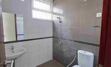 Disewakan Rumah Apik Terawat Lingkungan Tenang di Holis Regency