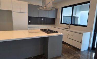 ESPECTACULAR CASA EN VENTA EN CARRETERA NACIONAL.