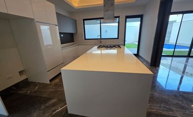 ESPECTACULAR CASA EN VENTA EN CARRETERA NACIONAL.