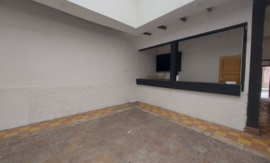 local comercial de arriendo alquiler renta en cuenca calle presidente córdoba a 4 cuadras del parque calderón