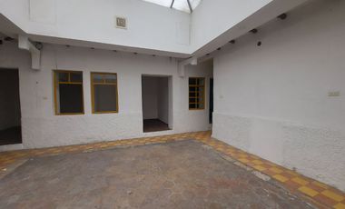 local comercial de arriendo alquiler renta en cuenca calle presidente córdoba a 4 cuadras del parque calderón