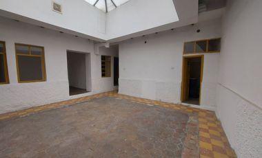 local comercial de arriendo alquiler renta en cuenca calle presidente córdoba a 4 cuadras del parque calderón