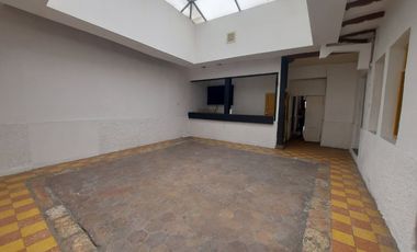 local comercial de arriendo alquiler renta en cuenca calle presidente córdoba a 4 cuadras del parque calderón