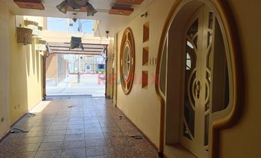 Vendo Casa 3 Pisos En Urb. El Bosque 147 M2 ( 1 Cochera ) - $ 155,000.00