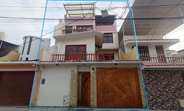 Vendo Casa 3 Pisos En Urb. El Bosque 147 M2 ( 1 Cochera ) - $ 155,000.00