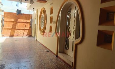 Vendo Casa 3 Pisos En Urb. El Bosque 147 M2 ( 1 Cochera ) - $ 155,000.00