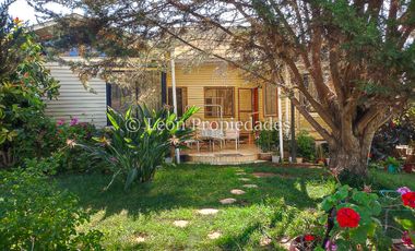Se vende parcela con casa y piscina, con 3 dormitorios y 3 baños en Curacaví.