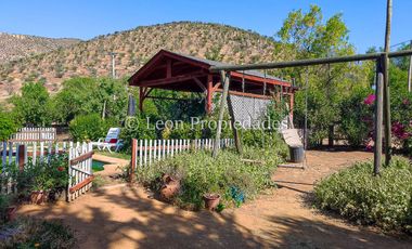 Se vende parcela con casa y piscina, con 3 dormitorios y 3 baños en Curacaví.