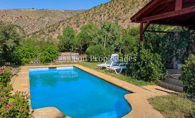 Se vende parcela con casa y piscina, con 3 dormitorios y 3 baños en Curacaví.