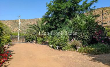 Se vende parcela con casa y piscina, con 3 dormitorios y 3 baños en Curacaví.