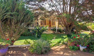 Se vende parcela con casa y piscina, con 3 dormitorios y 3 baños en Curacaví.