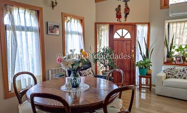 Se vende parcela con casa y piscina, con 3 dormitorios y 3 baños en Curacaví.