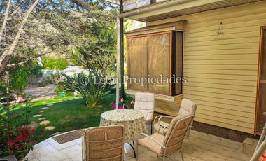 Se vende parcela con casa y piscina, con 3 dormitorios y 3 baños en Curacaví.