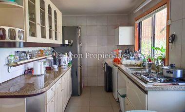 Se vende parcela con casa y piscina, con 3 dormitorios y 3 baños en Curacaví.