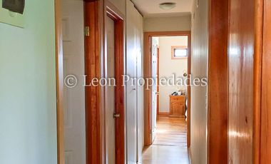 Se vende parcela con casa y piscina, con 3 dormitorios y 3 baños en Curacaví.