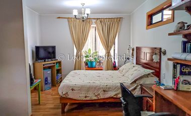 Se vende parcela con casa y piscina, con 3 dormitorios y 3 baños en Curacaví.