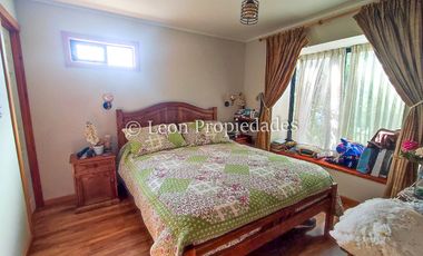Se vende parcela con casa y piscina, con 3 dormitorios y 3 baños en Curacaví.