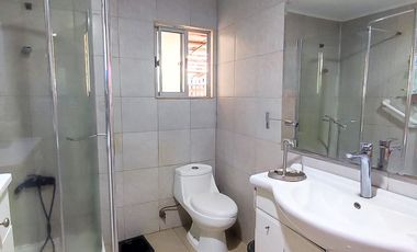 Se vende parcela con casa y piscina, con 3 dormitorios y 3 baños en Curacaví.