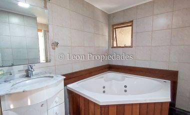 Se vende parcela con casa y piscina, con 3 dormitorios y 3 baños en Curacaví.