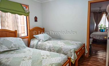 Se vende parcela con casa y piscina, con 3 dormitorios y 3 baños en Curacaví.