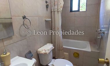 Se vende parcela con casa y piscina, con 3 dormitorios y 3 baños en Curacaví.