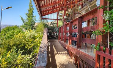 Se vende parcela con casa y piscina, con 3 dormitorios y 3 baños en Curacaví.