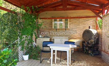 Se vende parcela con casa y piscina, con 3 dormitorios y 3 baños en Curacaví.
