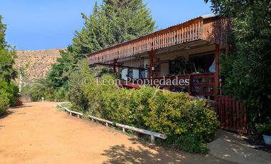 Se vende parcela con casa y piscina, con 3 dormitorios y 3 baños en Curacaví.