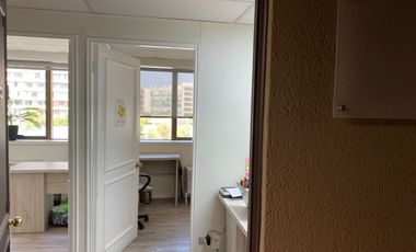 ARRIENDO OFICINA 28M2, DOS PRIVADOS ,ESTACIONAMIENTO, EN LAS CONDES METRO MANQUEHUE