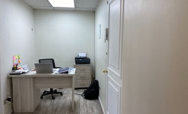 ARRIENDO OFICINA 28M2, DOS PRIVADOS ,ESTACIONAMIENTO, EN LAS CONDES METRO MANQUEHUE