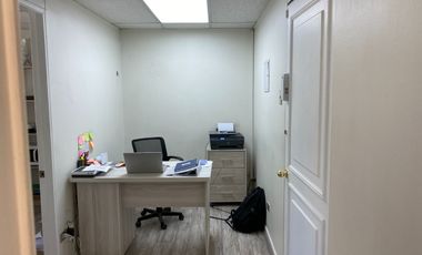 ARRIENDO OFICINA 28M2, DOS PRIVADOS ,ESTACIONAMIENTO, EN LAS CONDES METRO MANQUEHUE